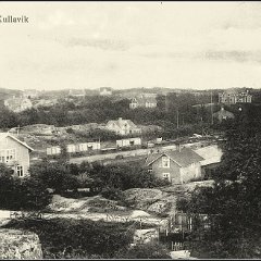 1910 köpte Carl Claesson affärsrörelsen i huset som syns till vänster på kortet. På 1940-talet övertog hans son, Bertil Claesson affären och drev den tills den såldes 1968 till Roland Carnlind. I mitten av 1980-talet öppnade Margareta Hammarberg sin tandläkarmottagning i huset.