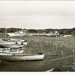 Carla III ligger vid Ecks brygga. Gräsmattan vid bryggan fick följaktligen namnet "Carlaplan" Carla III beställdes 1915 av Carl A. Eck och byggdes 1917 vid Bröderna Larssons Varv i Kristinehamn. Konstruktör var C. G. Pettersson. Längd 20 m och bredd 3,6. Motor: Perkins 230 hk. Deplacement 16 ton m.