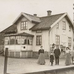 Familjen Henriksson vid stationshuset. Carl var den förste stationsföreståndaren. Året är 1910. Lägg märke till lyktan på väggen. Elektrifiering skedde först 1918. På bilden ser vi Emma, Eyvind, Carl Henriksson och Olga Hagqvist.