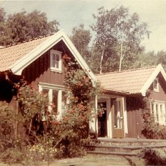 Enligt Erland Artbäck, Särö Hembygdsgille, flyttades den ursprungliga delen av huset i början av 1890-talet från Underliden i Släp till nuvarande ”Tullvägen” i samband med att ägaren änkan Johanna Lovisa Johansson 1891 ingick äktenskap med kustvakten Axel Leopold Sätherström, stationerad i Kullavik sedan 1875. Enligt Erland Artbäck var huset det första i Kullaviks hamn och därmed också på ”Tullvägen”.  Vägen var då endast ca 100 m lång och byggnaden låg i vägens ände. Byggnaden finns inritad där på den grundkarta 1937 som utgjorde Förslag till avstyckningsplan 1938 för fastigheterna Kullen 1:61, 1:116, vilken plan fastställdes den 1 oktober 1938. Byggnaden flyttades sedemera till sin nuvarande plats där tillbyggnad skedde 1943. Huset eldhärjades i juni 1981men återuppfördes med inflyttning påsken 1982. Den ursprungliga delen av huset finns synbart kvar. Tack till Krister Arnström.