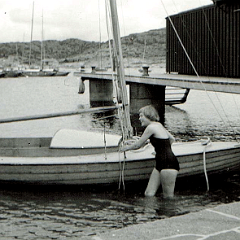 *338 Minandra och Annki Eck sommaren 1958. Här ser vi Annki försöker att kölhala henne vid familjen Ecks brygga på Kullavik. Badmodet har förändrats… Text från Franklin Eck.