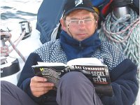 Tomas läser en bra bok under seglingen till Christiansö